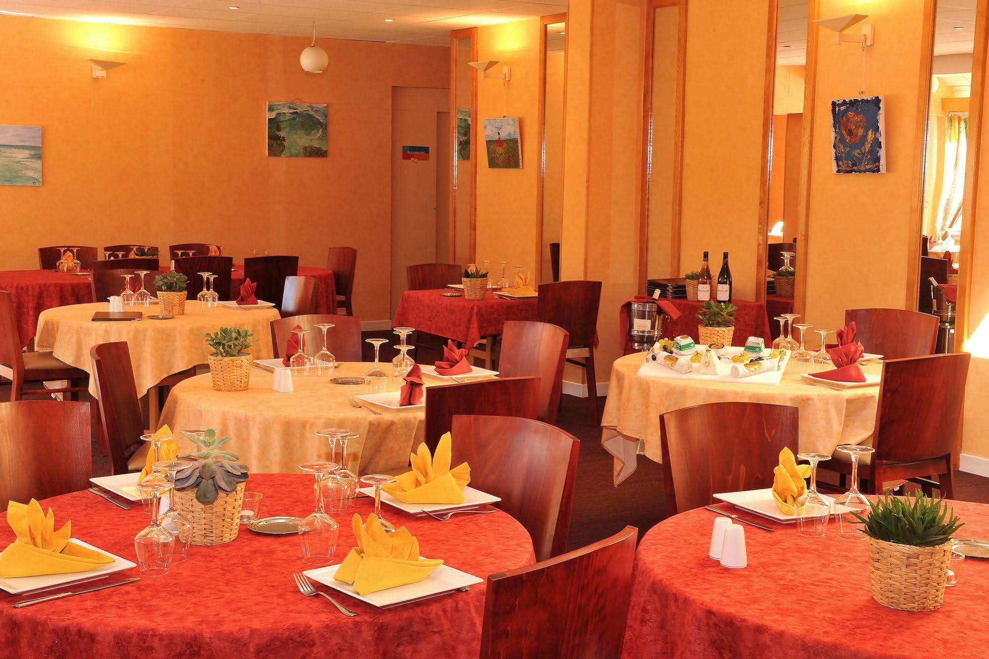 Logis Hotel Le Relais Du Moulin Valençay Esterno foto